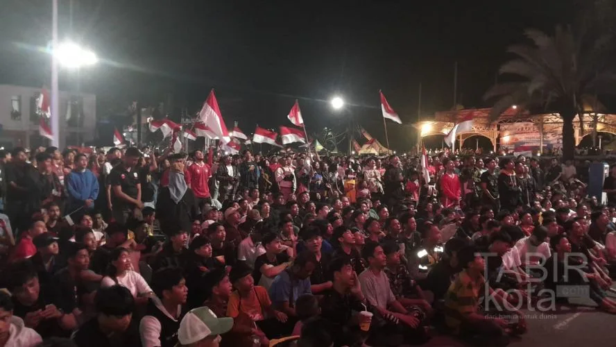 Membludak! Ribuan Pecinta Bola Nobar di Balai Kota Banjarmasin