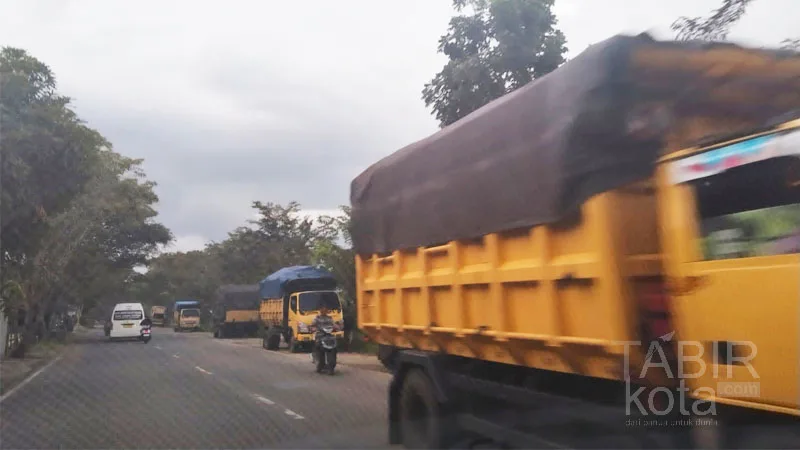 Viral, Jalan Lingkar Kapar – Walangsi di HST Jadi Lintasan Truk “Batu Harang”