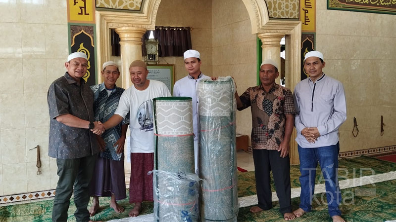 Dukung Kenyamanan Beribadah, Pemkab HSS Berikan Bantuan Karpet Masjid dan Langgar