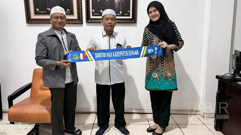 Bantu Permudah CJH Banjar Laksanakan Ibadah Haji, Bank Kalsel Bagikan 475 Syal
