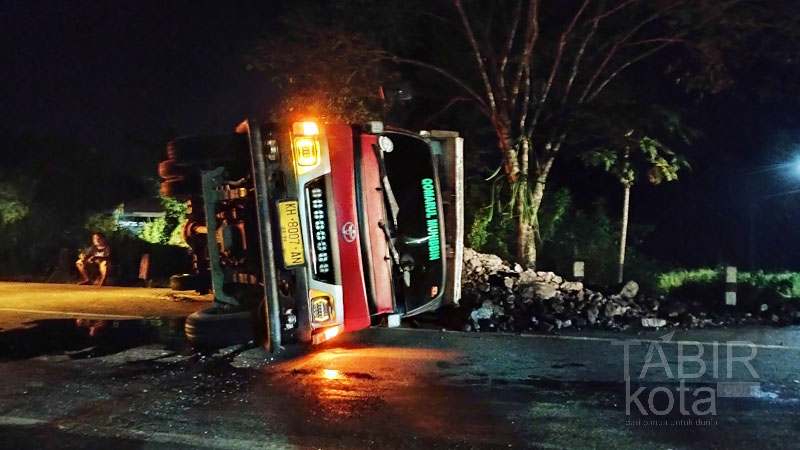 Jelang Buka Puasa, Truk Batu Bara Terbalik di Jalan Lingkar HST