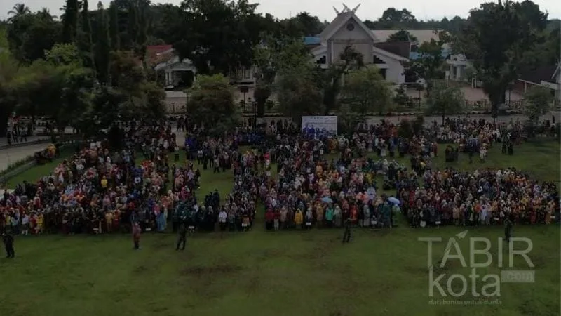 Kenakan Pakaian Adat Banjar, Wabup HST Bersamai Peringatan Hardiknas 2024