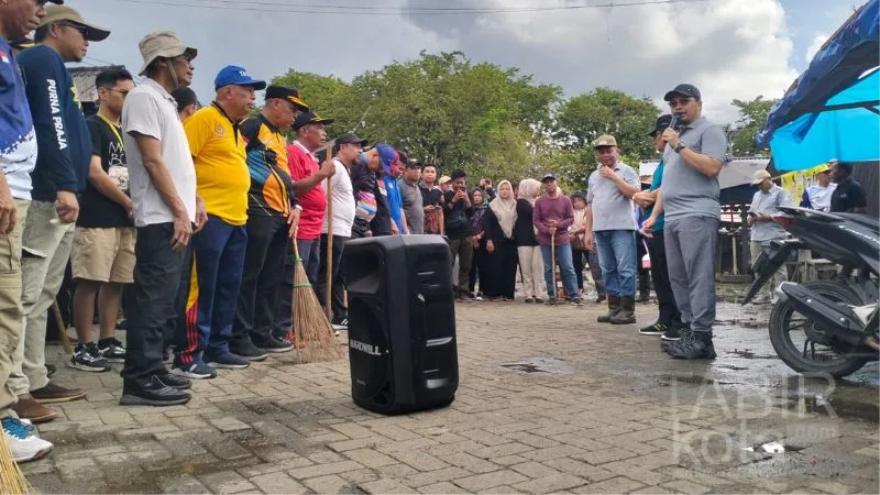 Beri Contoh Teladan, Bupati HST Bersihkan Sampah di Pasar Keramat