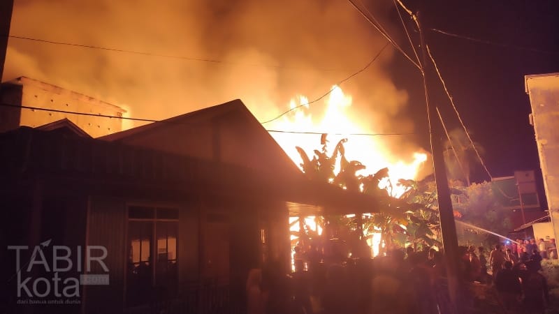 Si Jago Merah Mengamuk di Pasar Terowongan Buntok, Puluhan Bangunan Hangus Terbakar