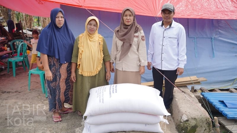 Pemkab Balangan Salurkan Bantuan Pangan untuk Korban Kebakaran di Buntu Karau