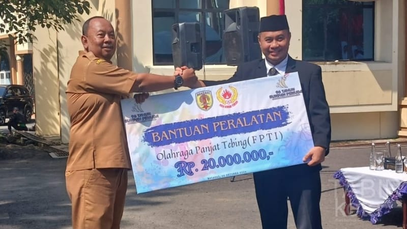 Peringatan Hari Sumpah Pemuda ke-96, Pjs Bupati HST Serahkan Bantuan dan Insentif