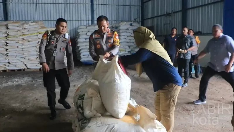 Polda Kalsel Amankan 600 Ton Pupuk Ilegal di Banjarbaru