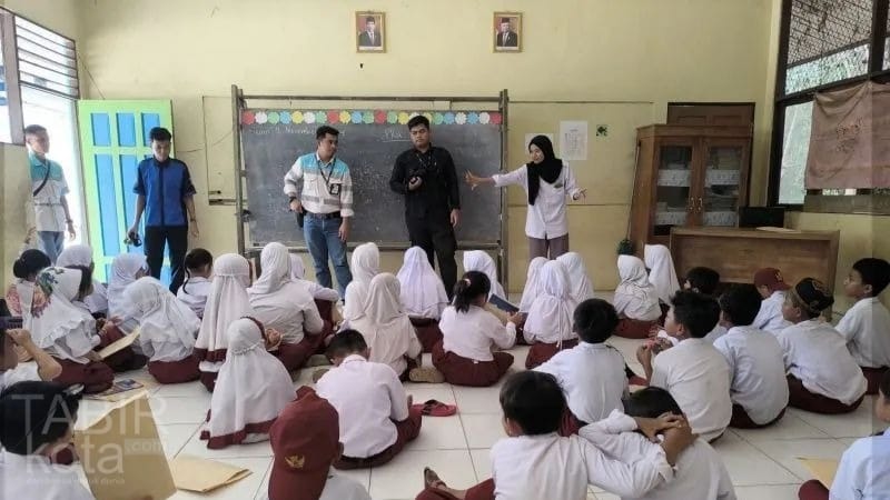 Optimalkan Kecerdasan Anak, PT SIS Serahkan Bantuan Literasi di SD Negeri 1 Tawahan Balangan