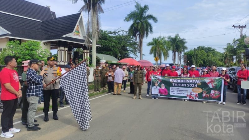 Buka Parade Natal 2024, Pj Bupati Barsel Harap Masyarakat Pererat Persaudaraan