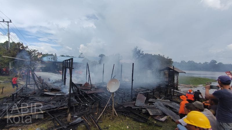 Jago Merah Mengamuk di Barsel, Empat Bangunan Hangus Terbakar