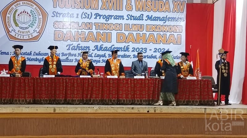 Hadiri Yudisium dan Wisuda STIE Dahani Dahanai, Asisten II Setda Barsel Ingatkan Peran PT Cetak SDM Berkualitas