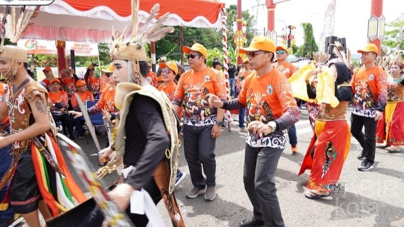 Meriahkan HUT ke-22 Kabupaten, Pj Bupati Mura Lepas Karnaval Budaya