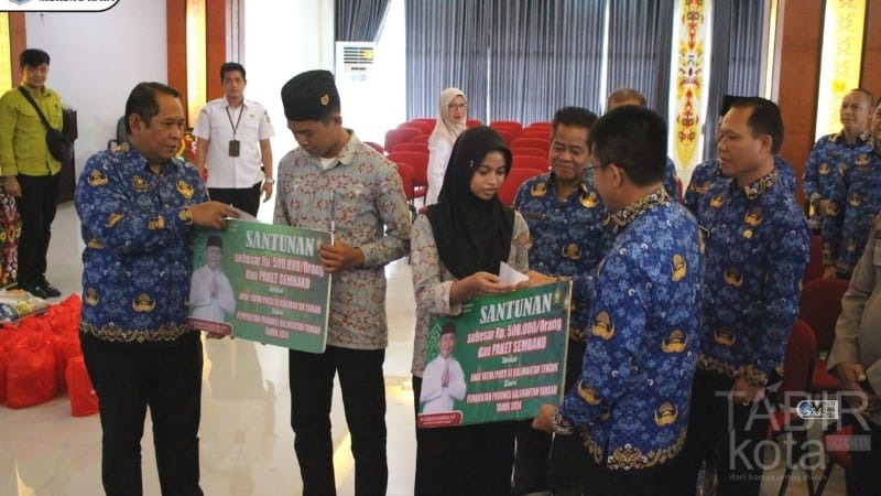 Peringatan Hari Anak Yatim, Pj Bupati Mura Serahkan Santunan dan Paket Sembako