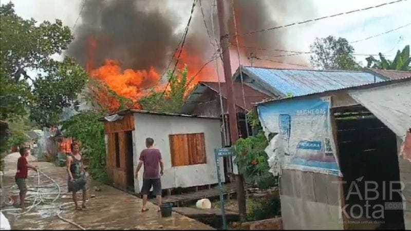 Si Jago Merah Mengamuk di Mabuan Barsel, Enam Rumah dan Dua Kios Ludes Terbakar