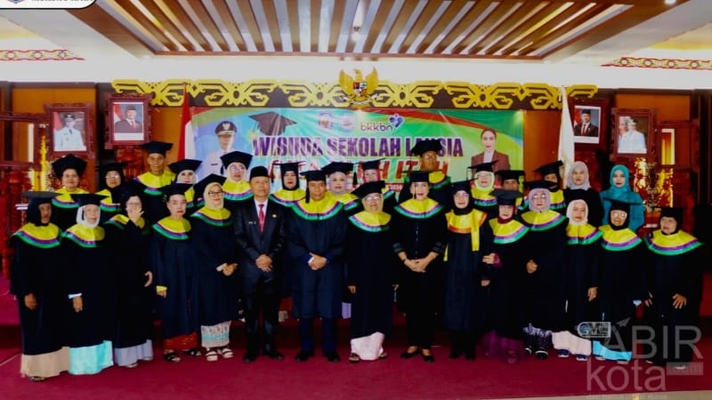 Hadiri Wisuda Sekolah Lansia Gita Uluh Itah, Pj Bupati Mura Harap Menjadi Contoh Daerah Lain