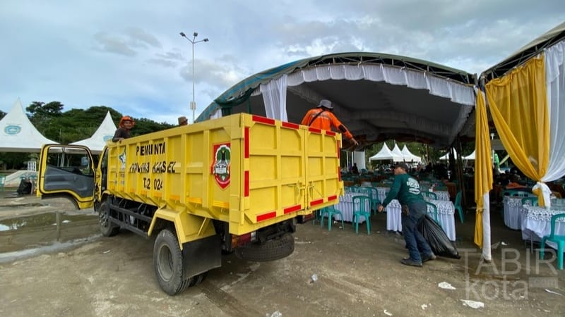 Pasca Arus Balik Haul Sekumpul, DLH Tapin Bersihkan Sampah di Posko Singgah dan Bahu Jalan