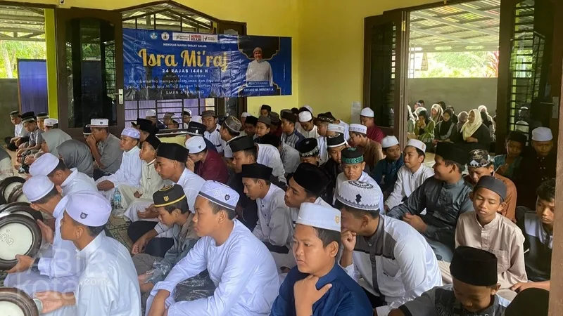 SMPN 6 Tanjung Gelar Isra Mi’raj serta Haul Guru Sekumpul dan Guru Danau