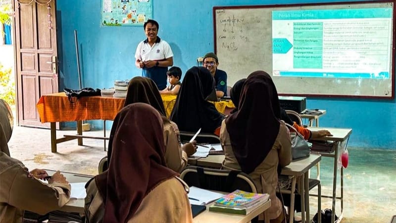 PT Indocement Sukses Gelar Program Voluntary Teaching Season II di Kotabaru