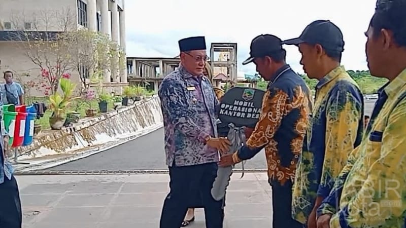 Bupati Kotabaru Serahkan 180 Unit Mobil Operasional untuk Pambakal