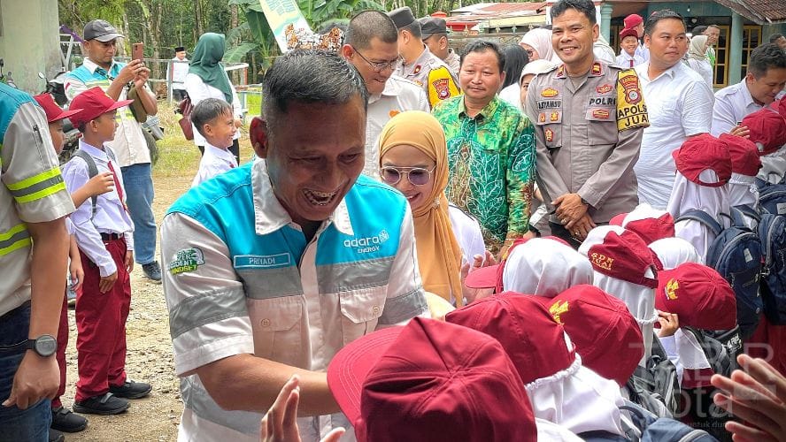 Peduli Dunia Pendidikan, PT Adaro Bagikan 2.504 Seragam di SDN Juai Balangan