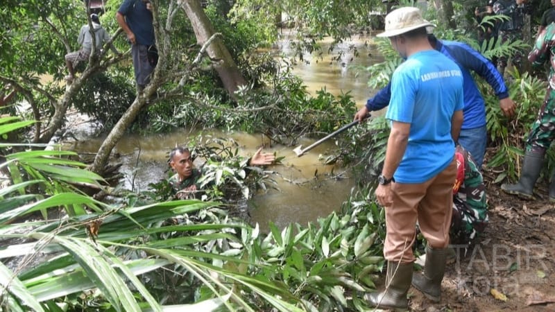 Antisipasi Banjir, Kodim 1002/HST Bersihkan “Tuyukan Raba” di Sungai Barabai