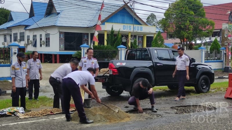 Pastikan Keselamatan dan Kenyamanan Pengendara, Dishub Barsel Perbaiki Jalan Berlubang di Kawasan Perkantoran