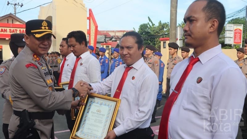 Polres Kotabaru Berikan Penghargaan Kepada Personel Berprestasi