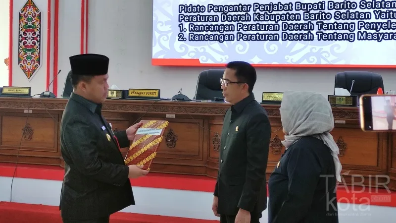 Hadiri Paripurna DPRD ke-XII Masa Persidangan II 2025, Pj Bupati Barsel Sampaikan Dua Raperda