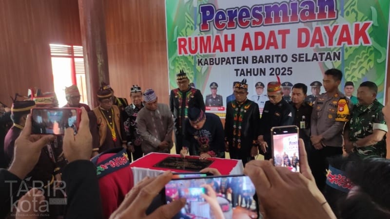 Resmikan Rumah Adat Dayak, Pj Bupati Barsel Harap Masyarakat Lestarikan Budaya Daerah