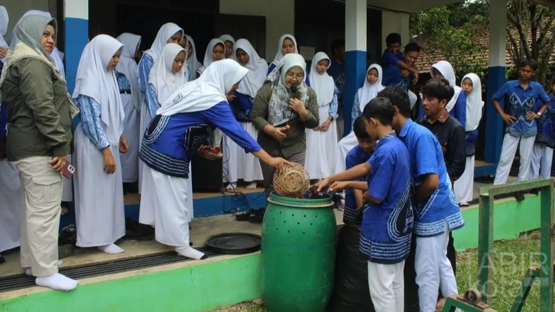 DLH Tabalong Gelar Sosialisasi Pengelolaan Sampah di SMPN 6 Tanjung