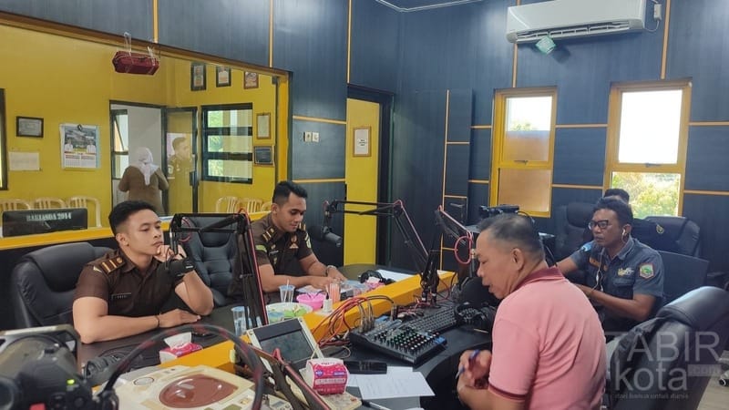 Kejari Kotabaru Sosialisasikan Program Jaga Desa Melalui Radio Gema Saijaan