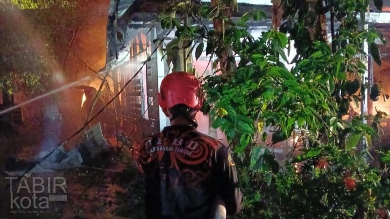 Subuh Membara, Satu Rumah di HST Ludes Dilahap “Si Jago Merah”