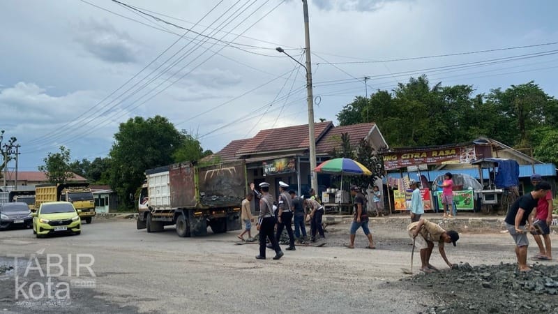 Satlantas Polres Tapin Bersama Warga Lakukan “Pengurukan” Jalan Berlubang