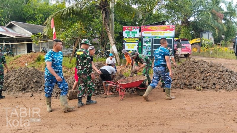 Satgas TMMD ke-123 Kotabaru Lakukan Pengerasan Jalan Ribuan Meter di Talusi