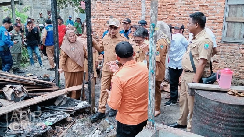 Wakil Bupati Kotabaru Serahkan Bantuan Kebakaran di Gunung Mundar