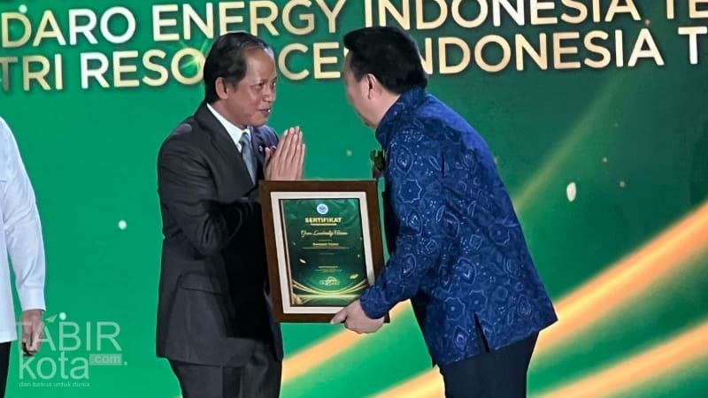 Dirut PT Alamtri Resources Indonesia Raih Penghargaan dari KLHK