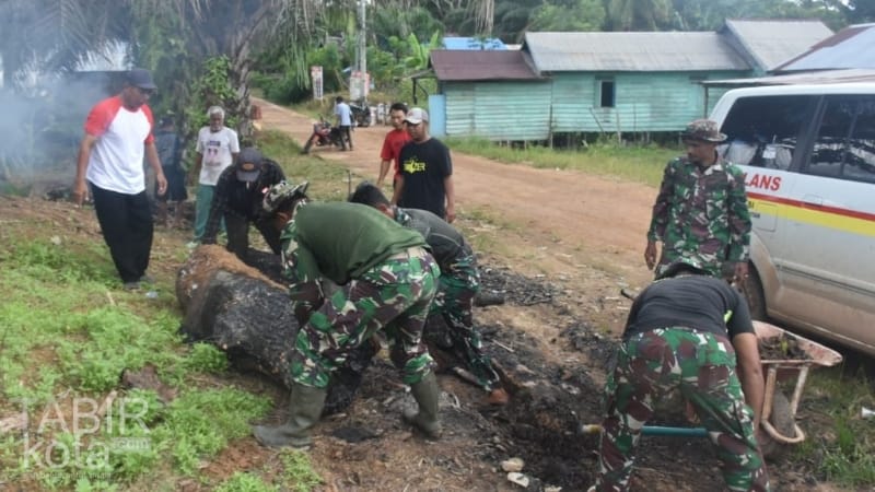 Satgas TMMD Kotabaru Bersama Masyarakat Bersihkan Lingkungan Mesjid di Talusi