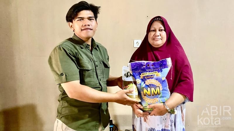 Masuki Bulan Ramadhan, Anggota DPRD Kotabaru Bagikan 75 Paket Sembako di Sekapung