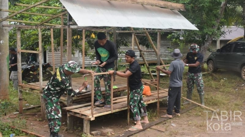 Tunjang Keamanan Lingkungan, Satgas TMMD Kotabaru Lakukan Renovasi Poskamling di Talusi