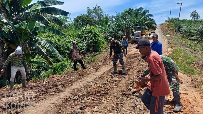 Satgas TMMD Kodim 1004/Kotabaru Kerjakan Pengerasan Jalan di Talusi