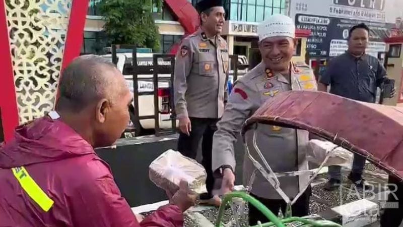 Bentuk Kepedulian, Kapolres Kotabaru beserta Unsur PJU Bagikan Takjil Dijalan