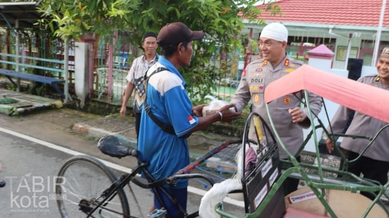 Berbagi Kebahagiaan, Polres Kotabaru Bagikan Takjil untuk Masyarakat