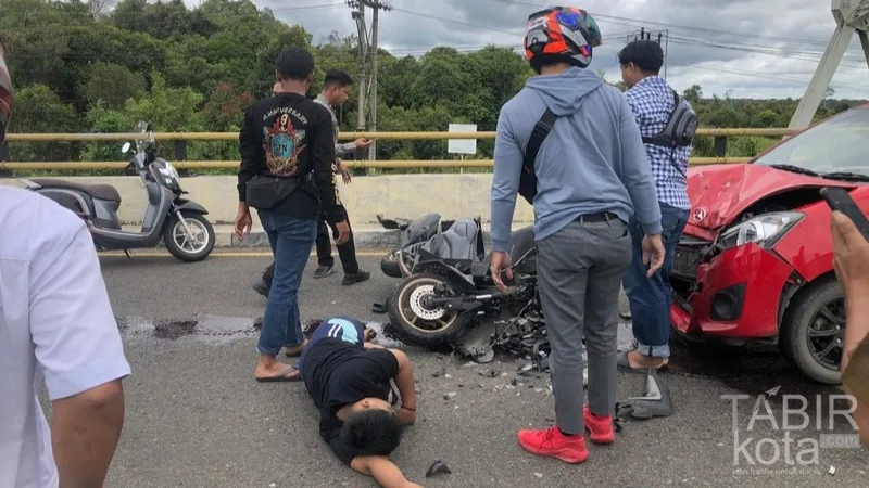 Lakalantas di Jembatan Malawen Barsel, Roda Dua dan Empat “Adu Banteng”