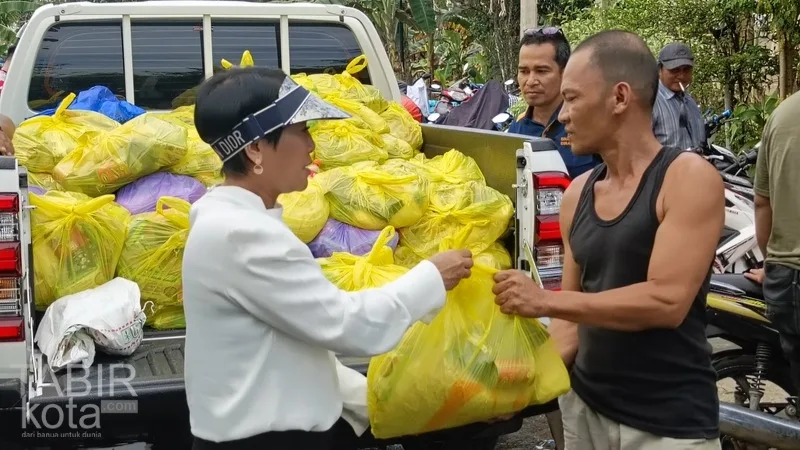 Dinas PUPR Barsel Bagikan Ribuan Sembako untuk Warga Terdampak Banjir