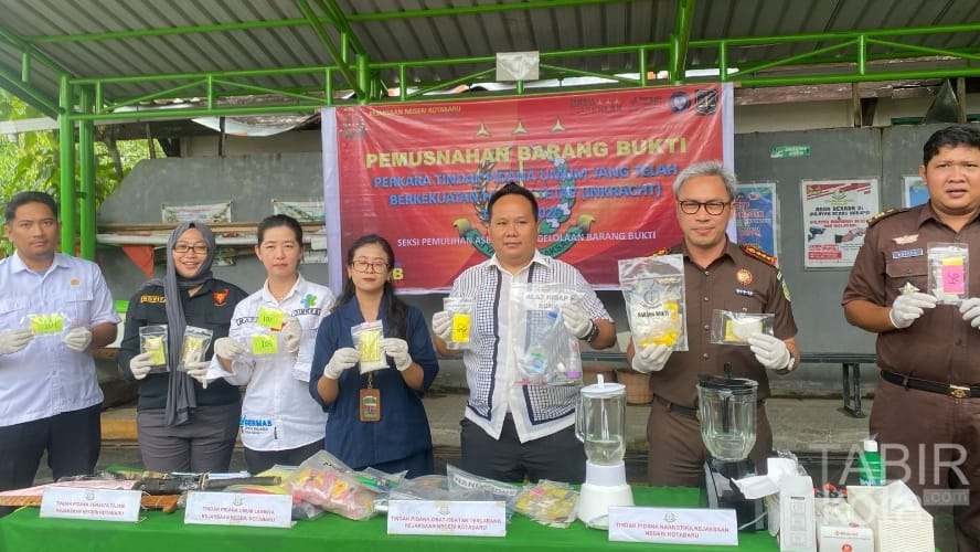 Kejari Kotabaru Musnahkan Barang Bukti Perkara Berkekuatan Hukum Tetap