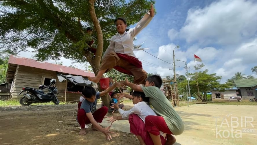 Peringati Hardiknas 2025, SDN 1 Datar Ajab HST Gelar Lomba “Bakilan” dan “Badaku”