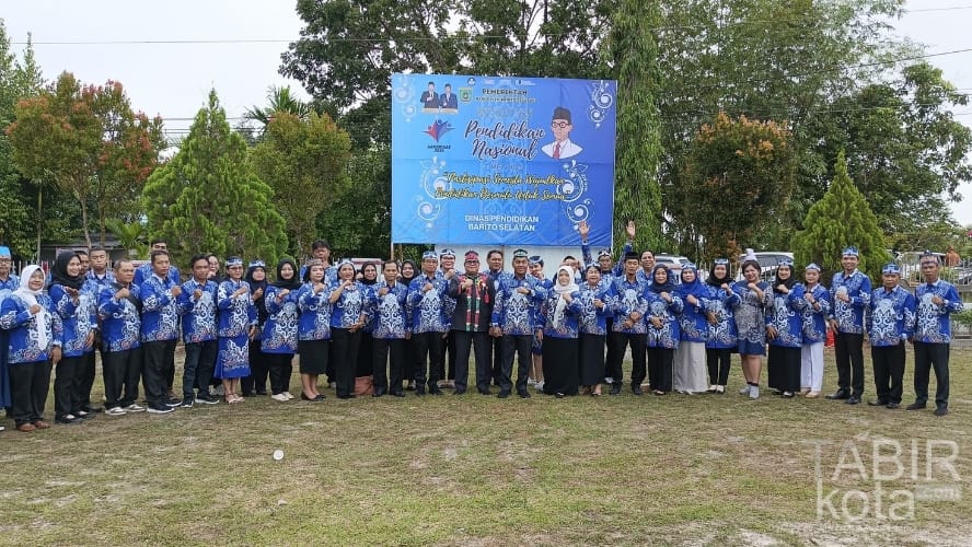 Peringatan Hardiknas 2025, Pemkab Barsel Gelar Upacara Bendera