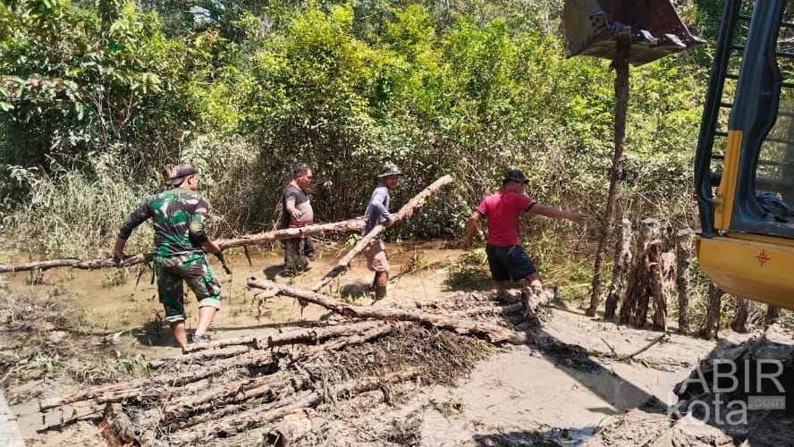 Satgas TMMD Kodim 1012/Buntok bersama Masyarakat Bangun Infrastruktur di Talio