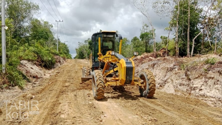 Ratakan Jalan di Wungkur Baru, Satgas TMMD Kodim 1012/Buntok Gunakan Grader