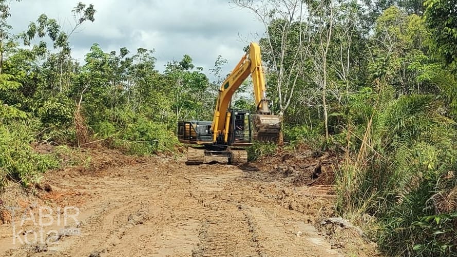 Percepat Pelebaran Jalan, Satgas TMMD Kodim 1012/Buntok Gunakan Excavator